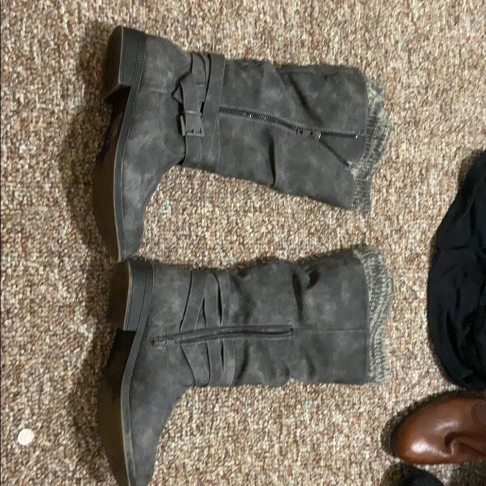 Mid calf boots size 9 gray suede practically new